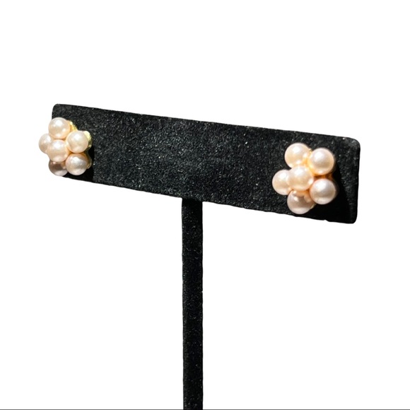 VINTAGE 50s Faux Pearl Earrings clustered like a flower - Picture 4 of 8